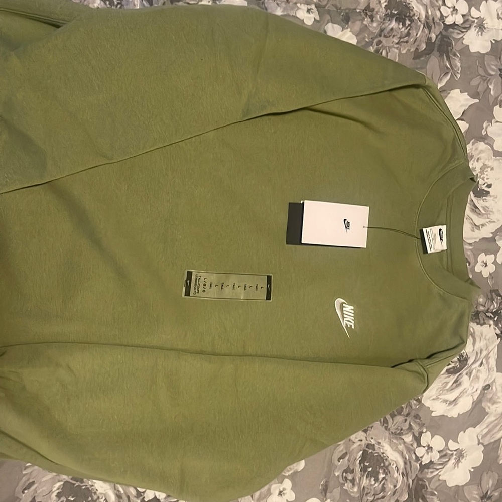 Brand New: Men’s Nike Sweatshirt 😍💚